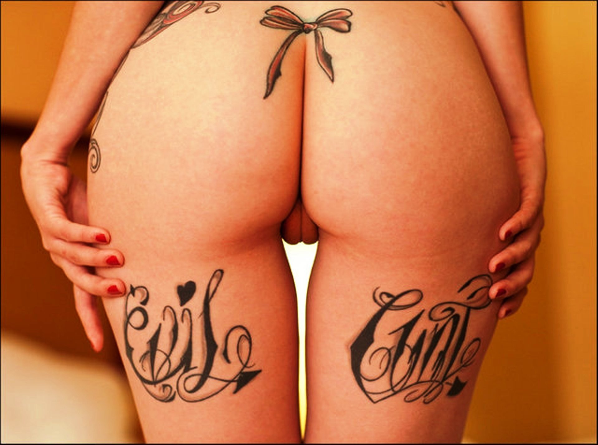татуировки на жопе у женщин фото 69