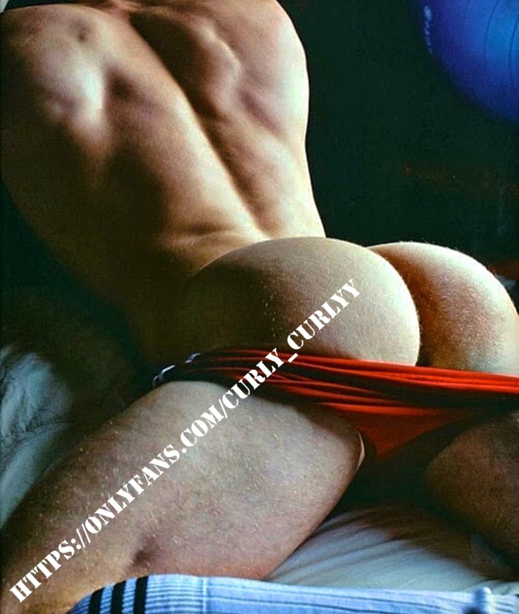 Мужская попка в постели