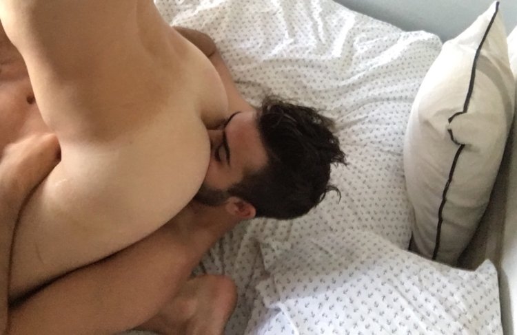 Кусает сосочки