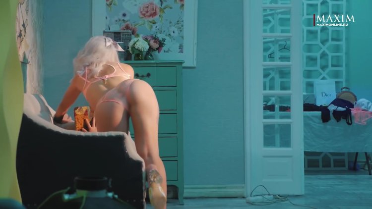 Адриана Чечик в аэропорте 18