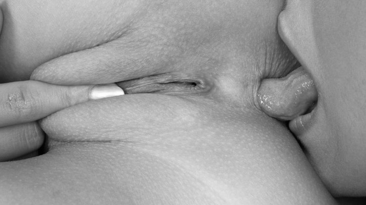 Парень лижет киску в позе 69