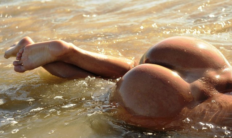 Голые мокрые попки на пляже