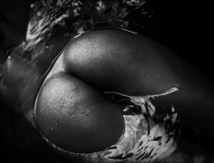 Голые черные мокрые попки