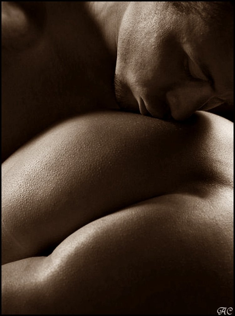 Лижет попку девушке в трусиках