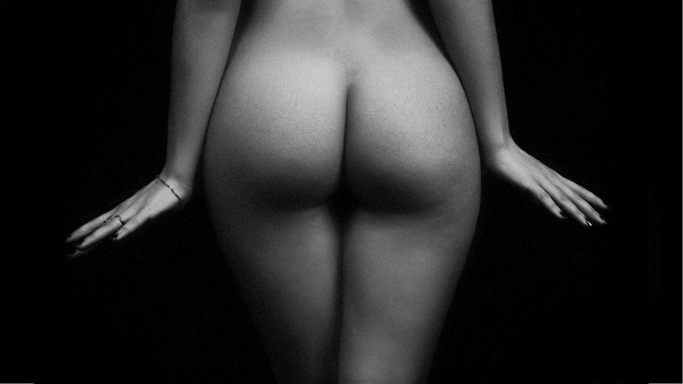 Голые попки на черном фоне