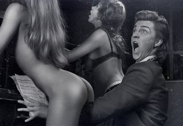 Две голые попки в кровати