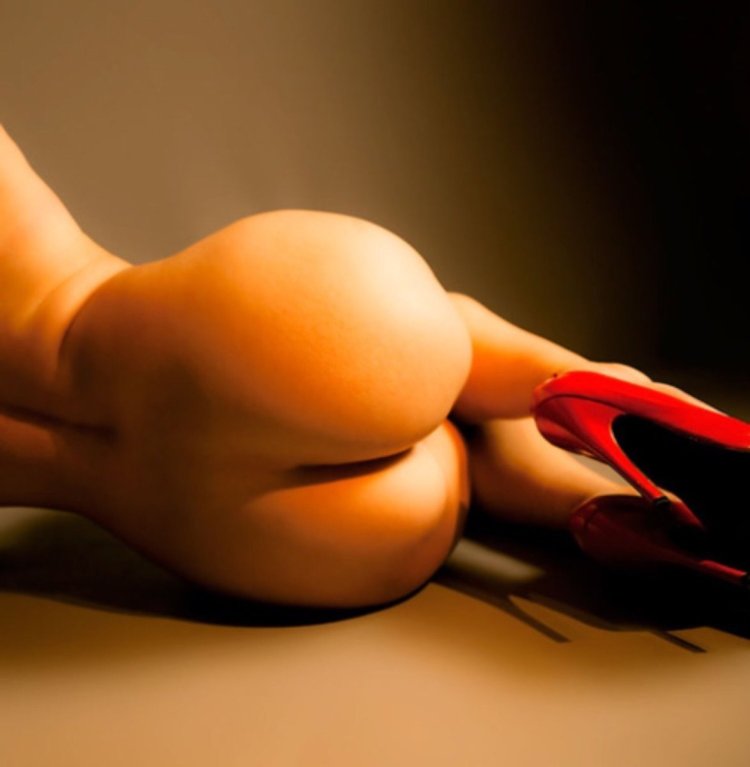 Красивое ню на четвереньках