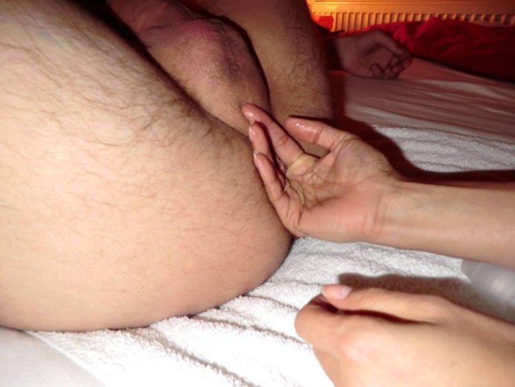 Засунул палец ей в попку