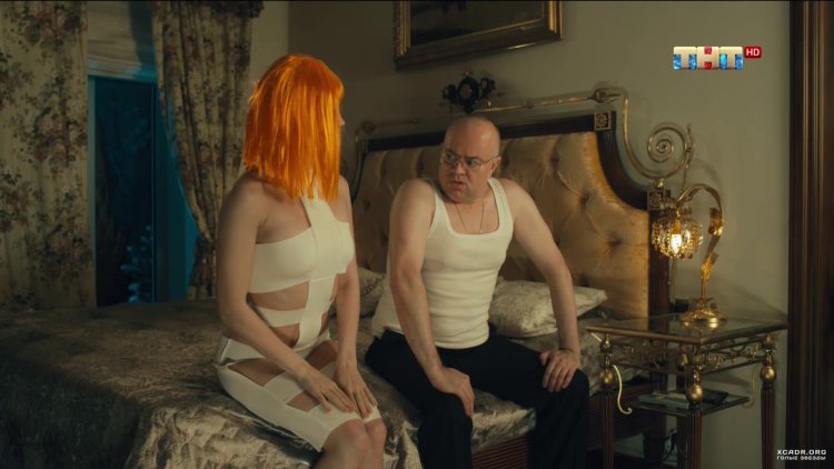 Красивая девушка в белье сзади