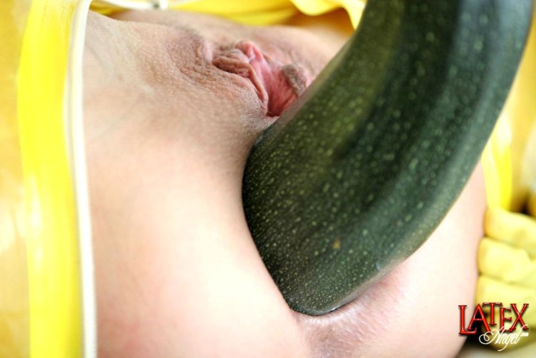 Баклажан в анале у девушки