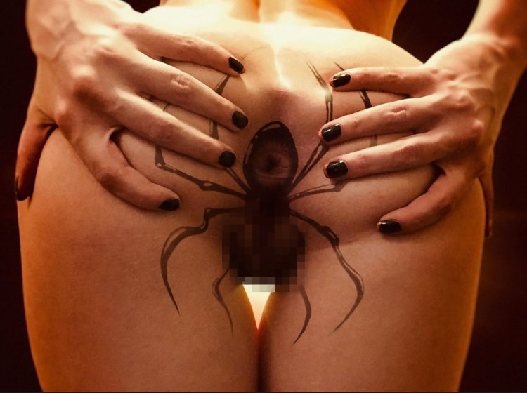 Эротические тату на ягодицах