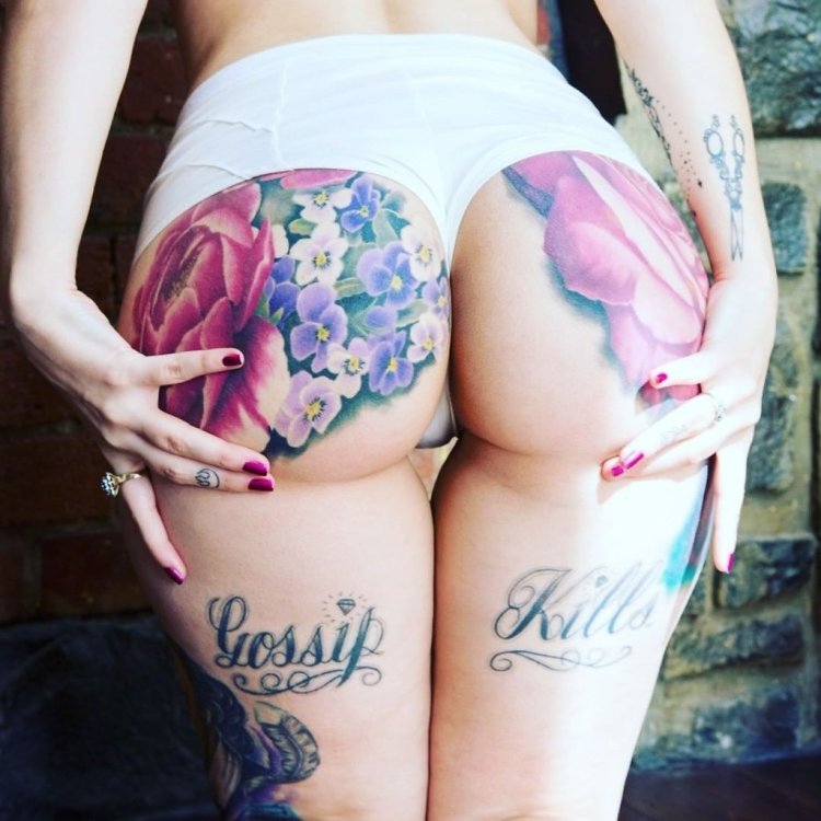 Тату на большой попе