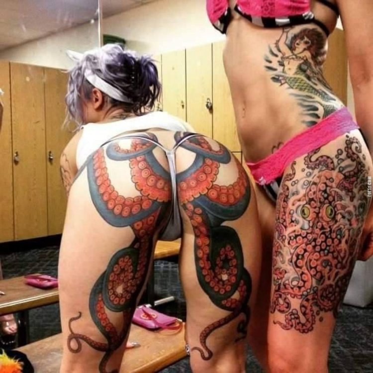 Девушка с татуировкой осьминога