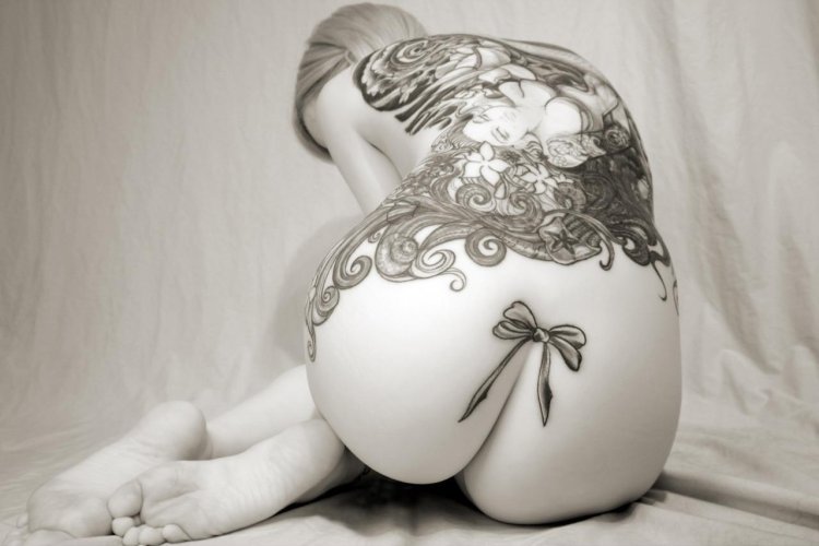 Эротические тату на ягодицах