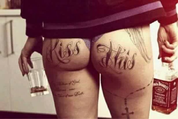 Порнозвезда с татуировкой на пояснице