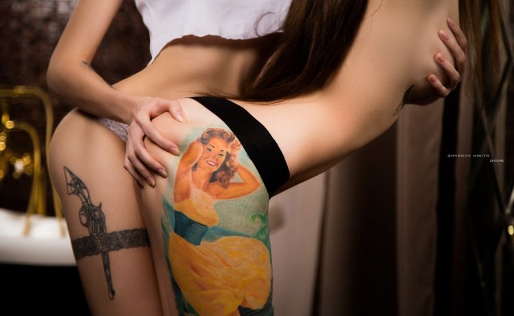 Голые женщины с татуировками на попах