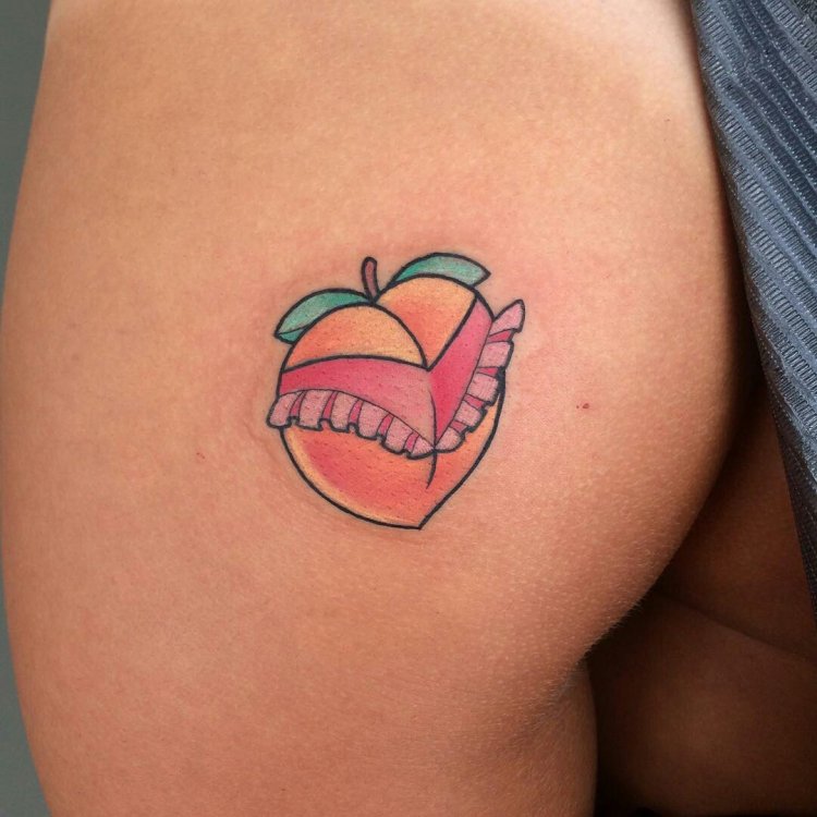 Порноактриса с тату сердца на ягодице