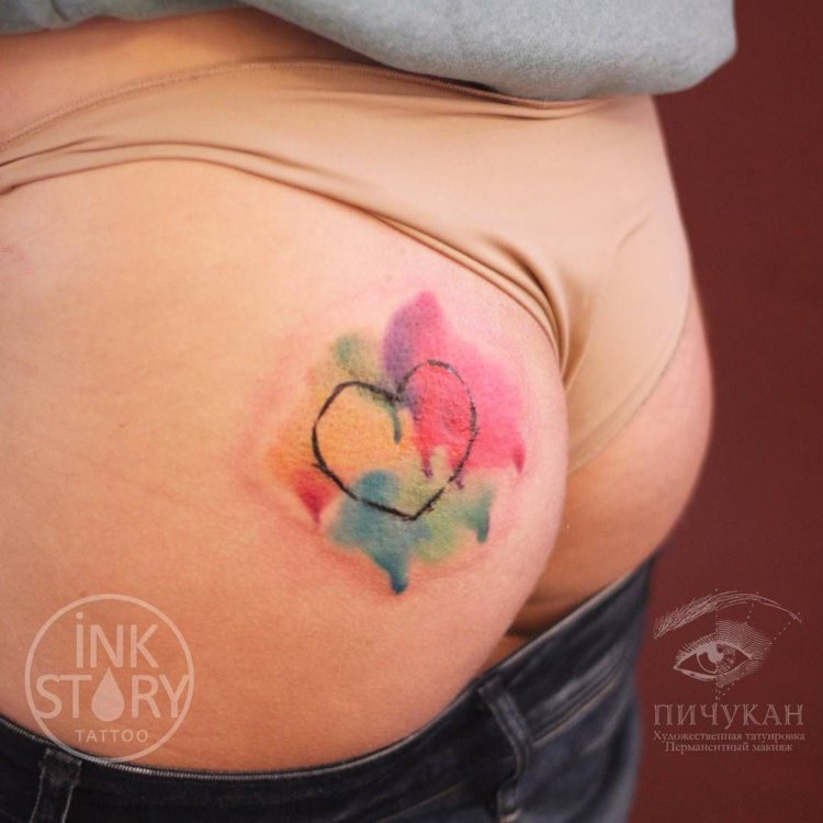 Порнозвезда с татуировкой на ноге