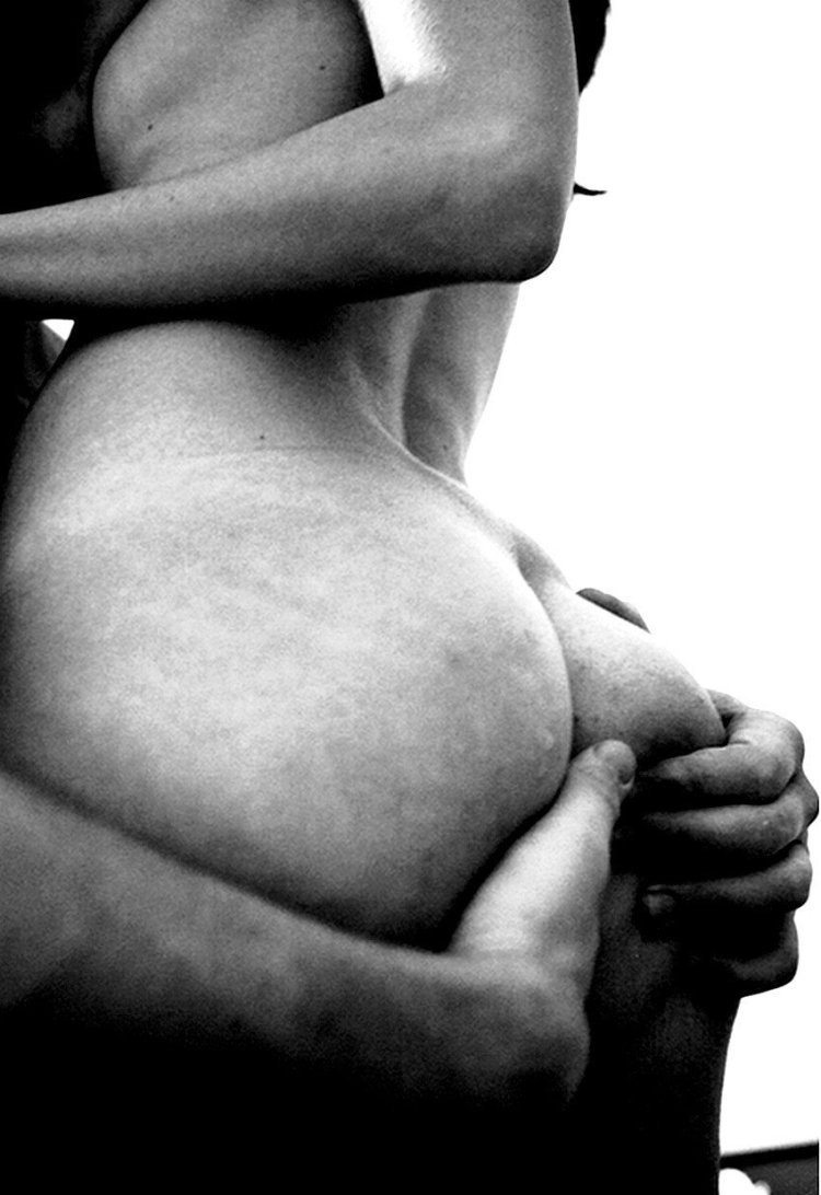 Девушка лапает девушку