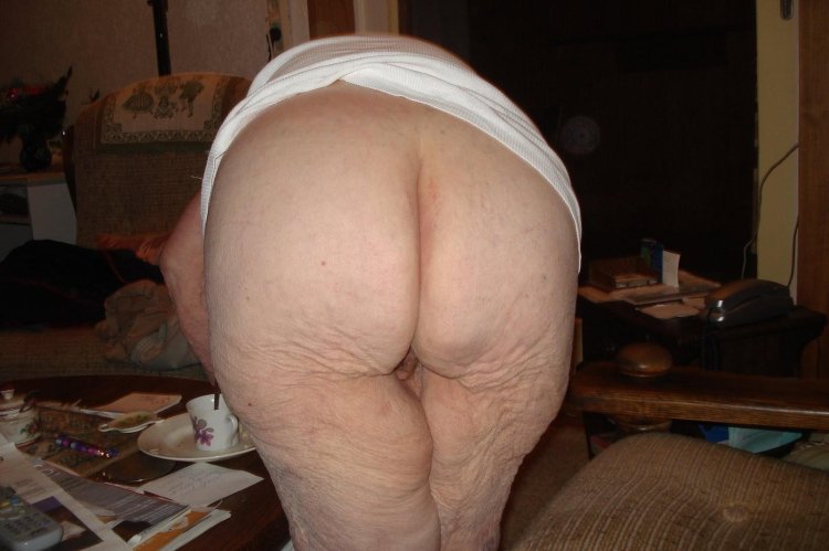 Голые задницы пожилых женщин