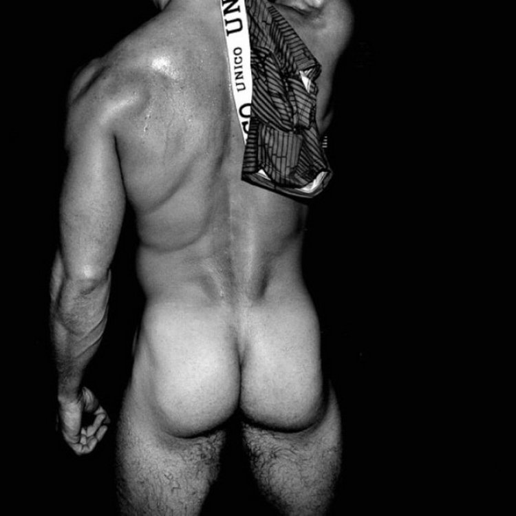 Накаченная попка, стринги,