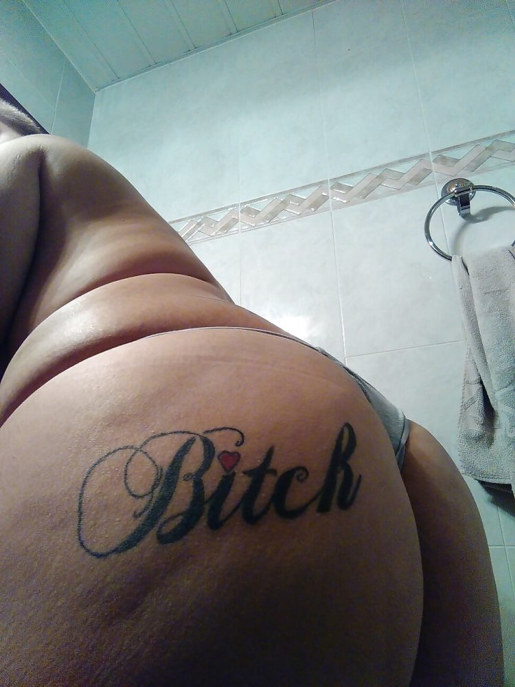 Татушка на попе у девушки голая.