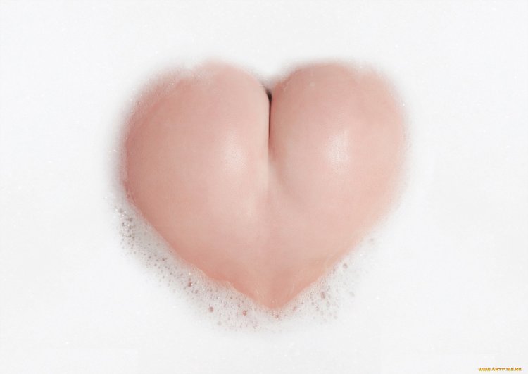 Попа сердечком