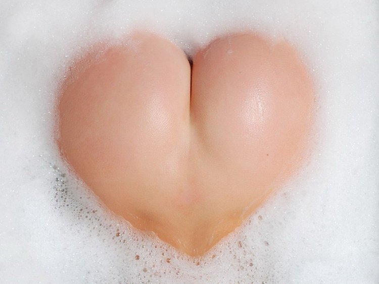 Попа сердечком