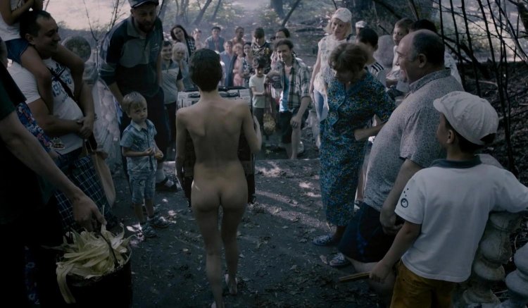 Ню попа при необычном освещении