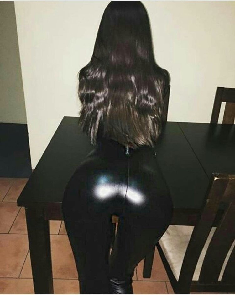 Попы в кожаных лосинах