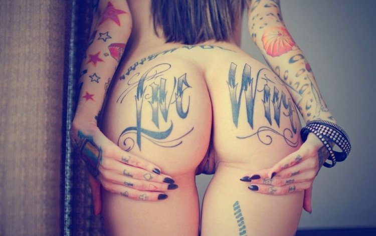 Тату между ягодицами