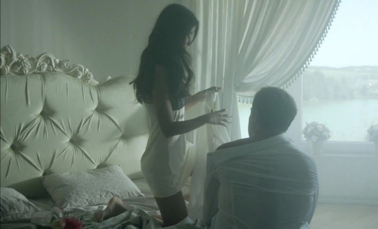 Равшана куркова голая