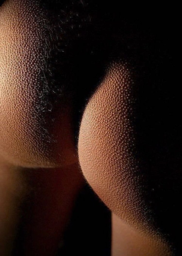 Голая попка Холли Уэст