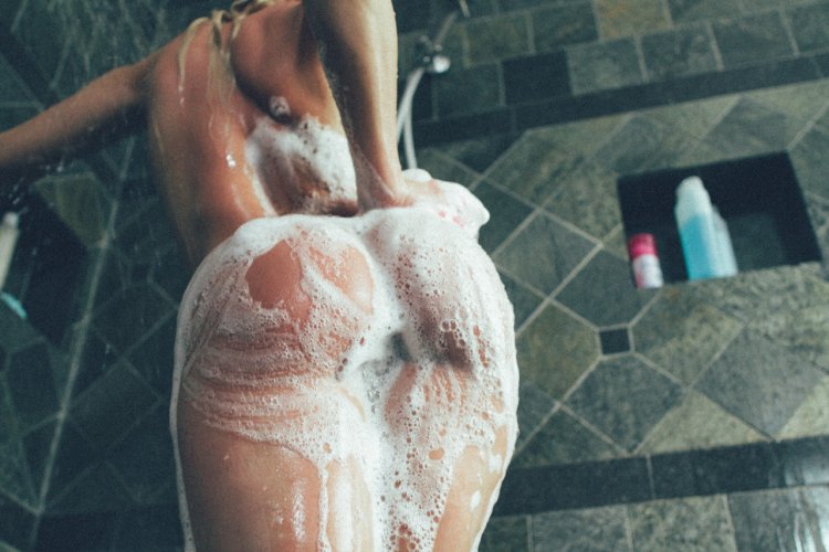 Попа в душе