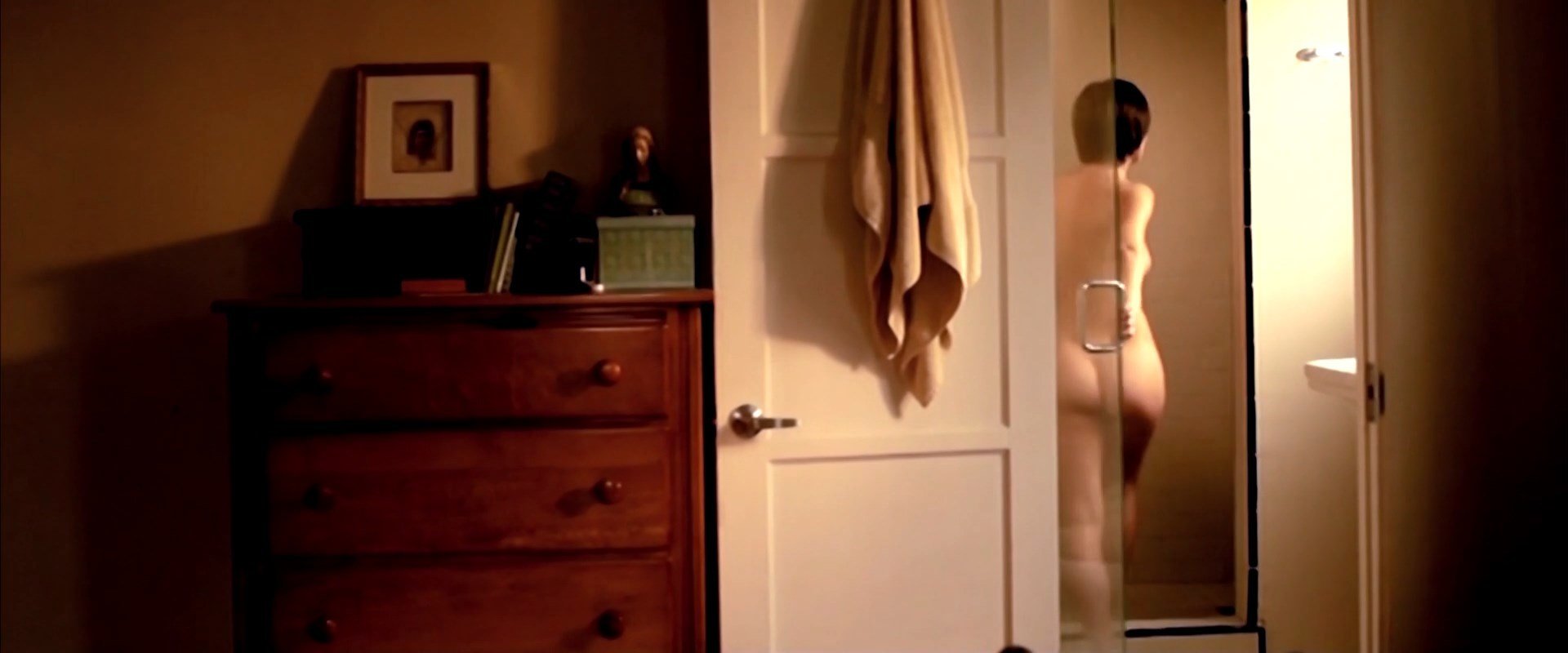 Актриса Кэти Кармайкл голая.