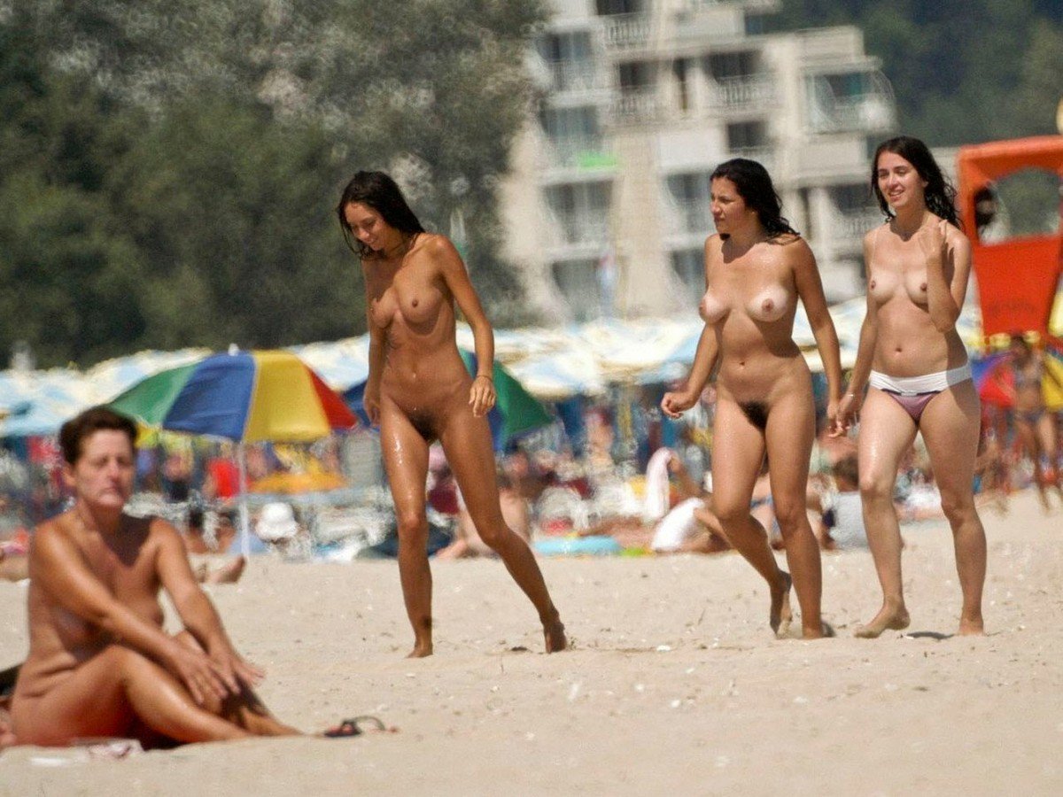 фото голая на общественном пляже фото 11