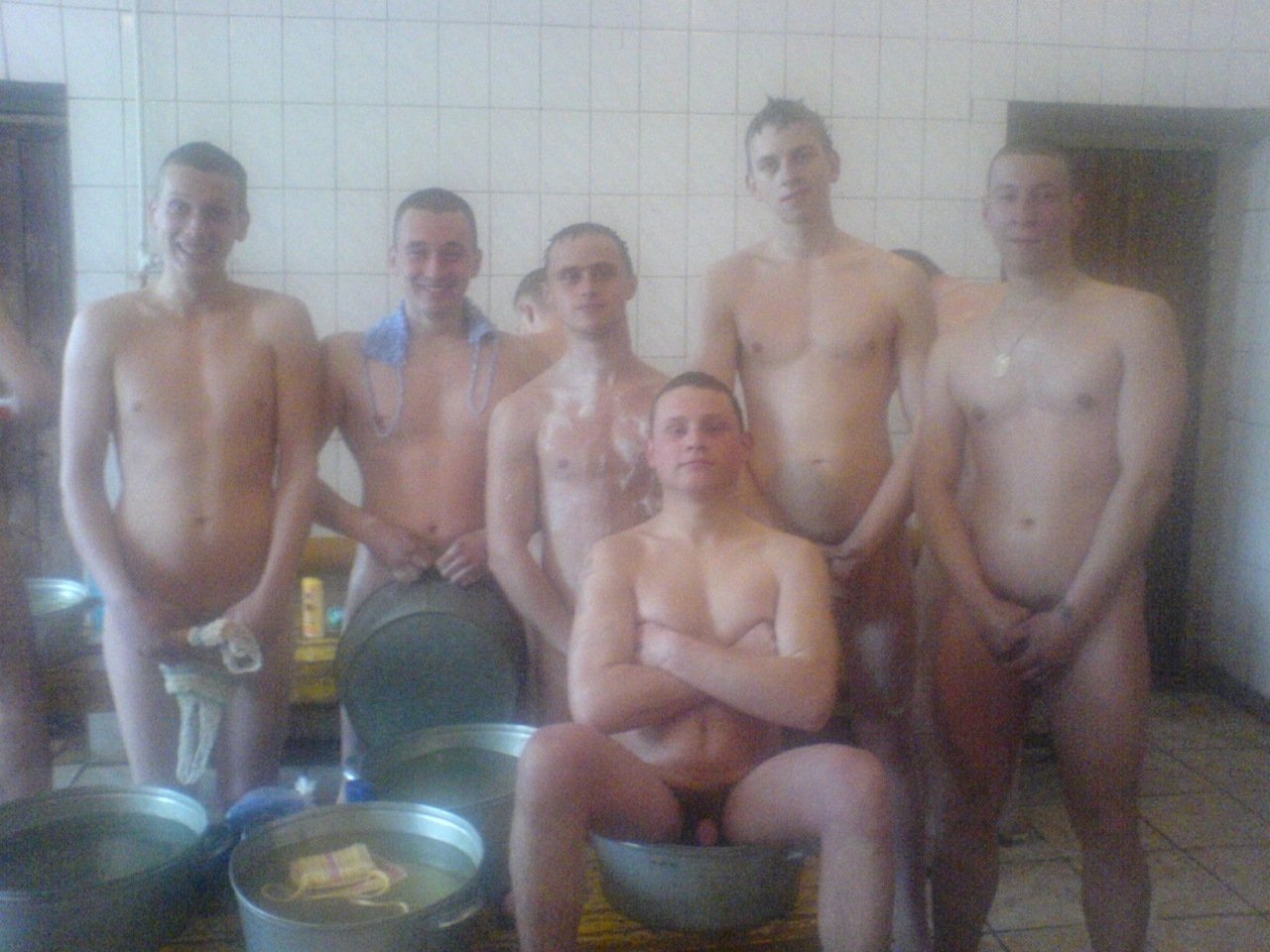 солдаты голые парни в бане фото 32