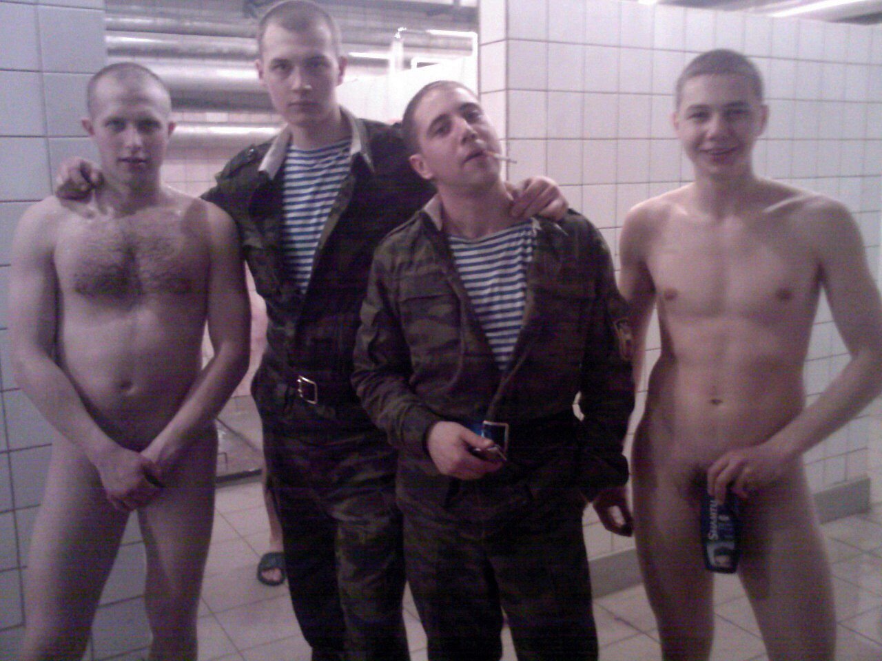 солдаты голые парни в бане фото 29