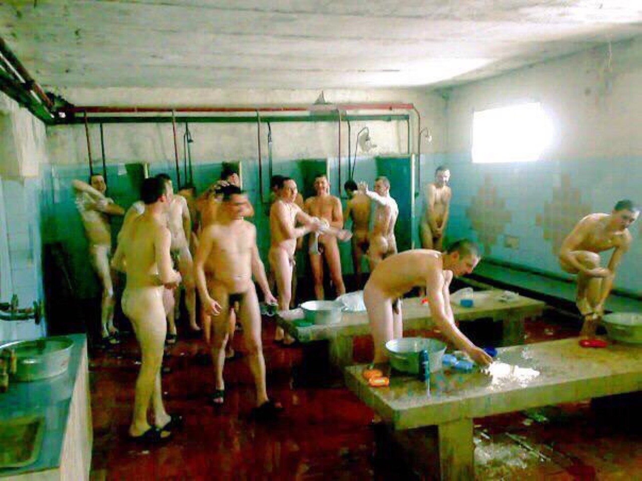 голые парни моются в армии фото 24