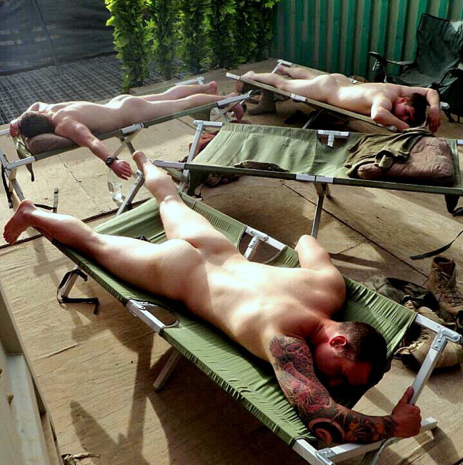 молодые голые парни в армии фото 86