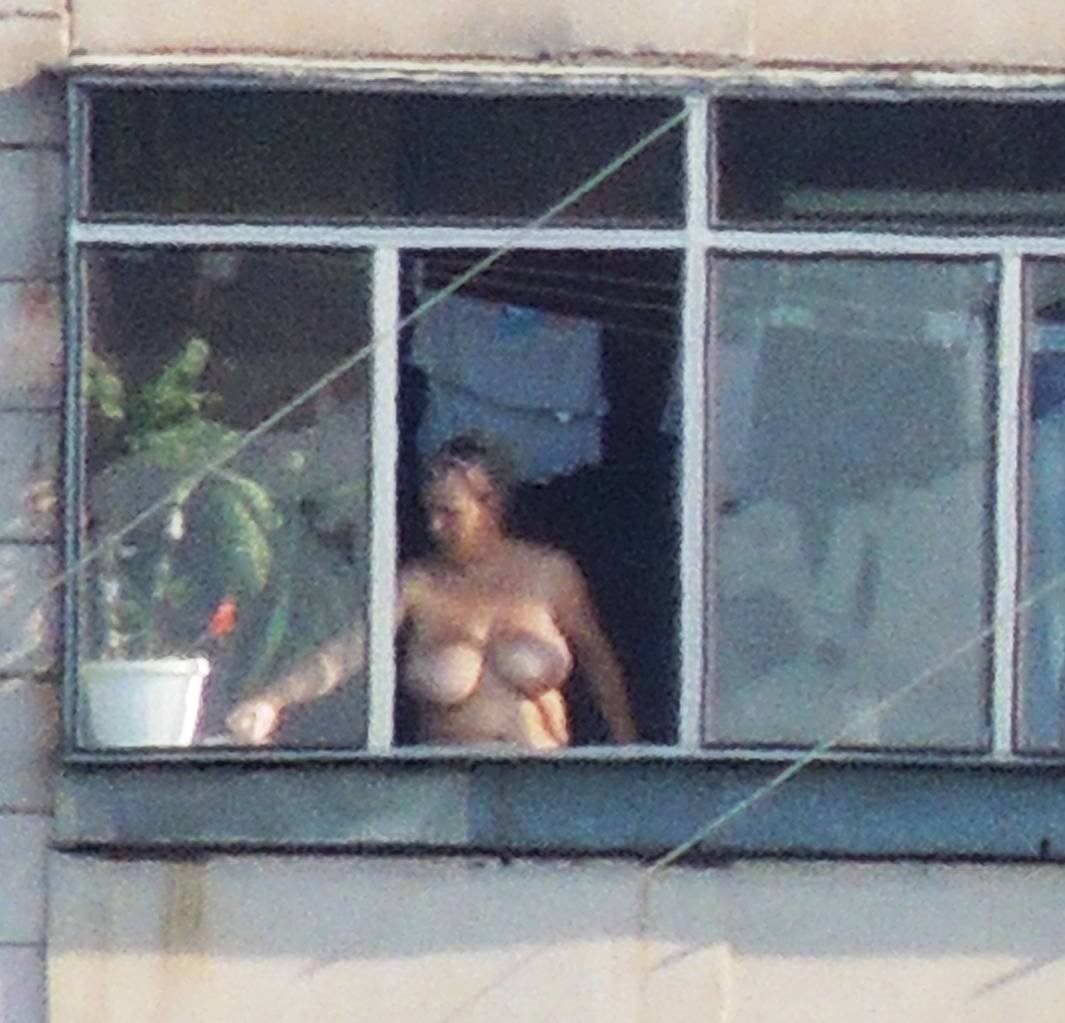 голые титьки в окне (120) фото