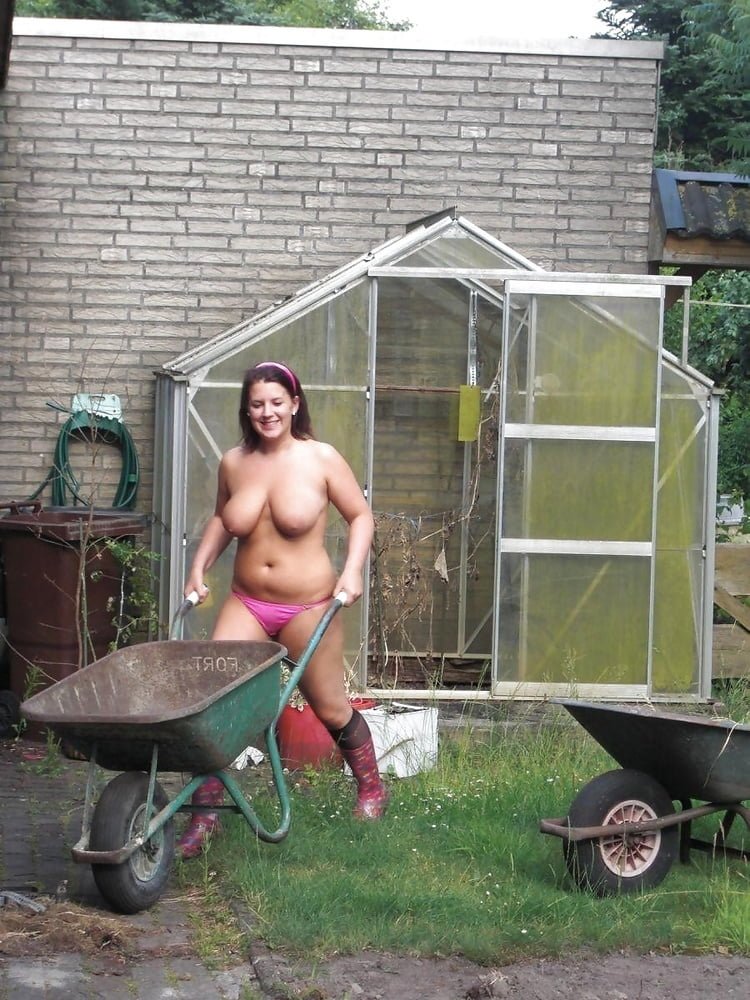 Большие груди в огороде