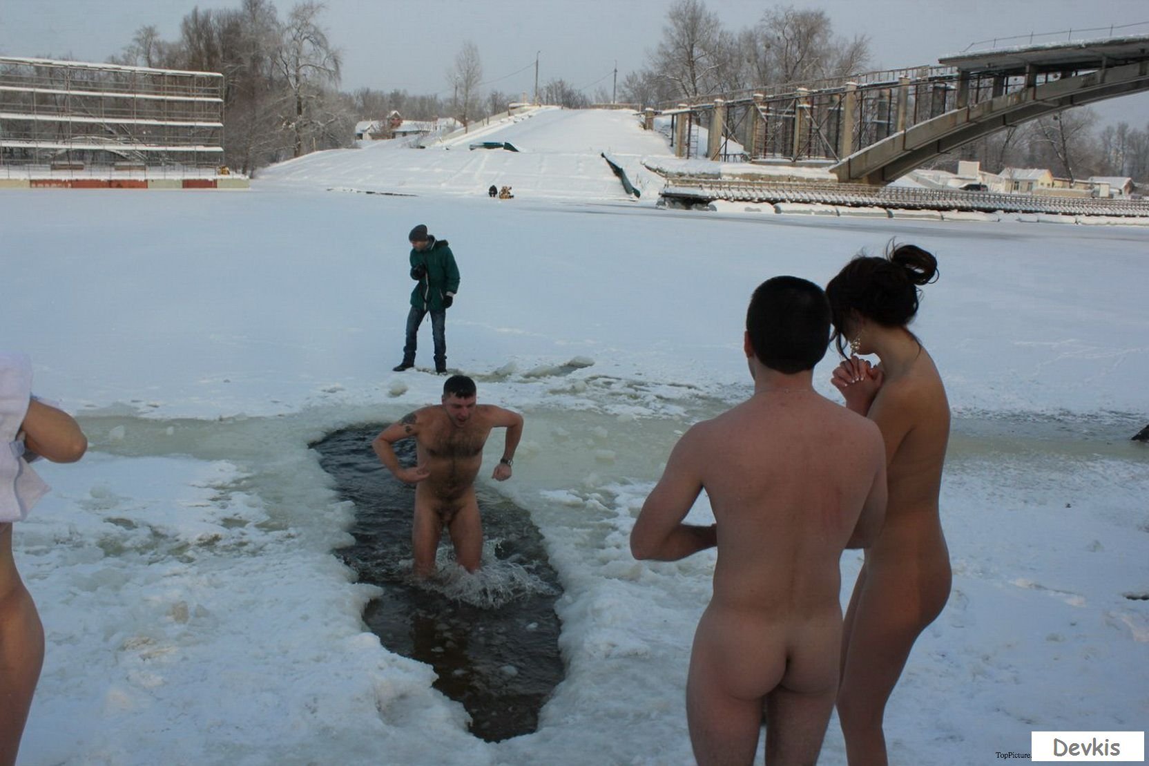 парни купаются голые в озере фото 47