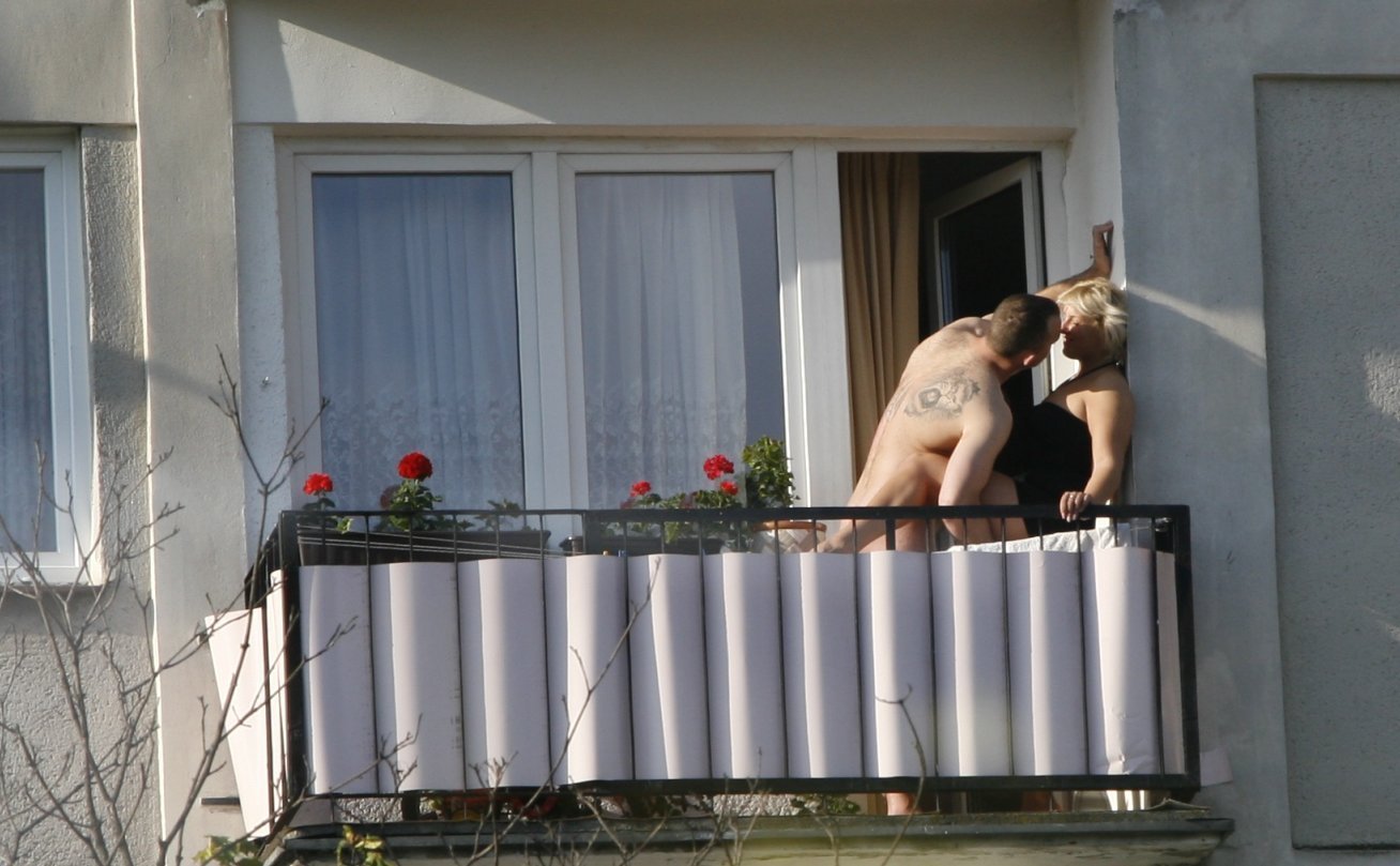 голые попы на балконе фото 106