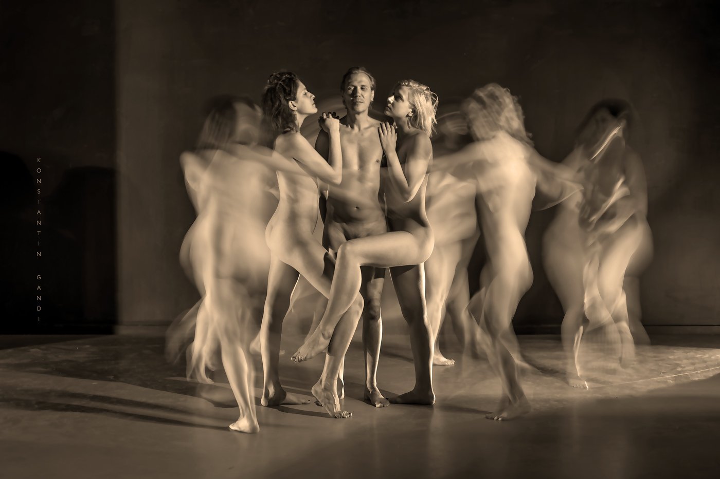 женщина при голая в театре фото фото 34