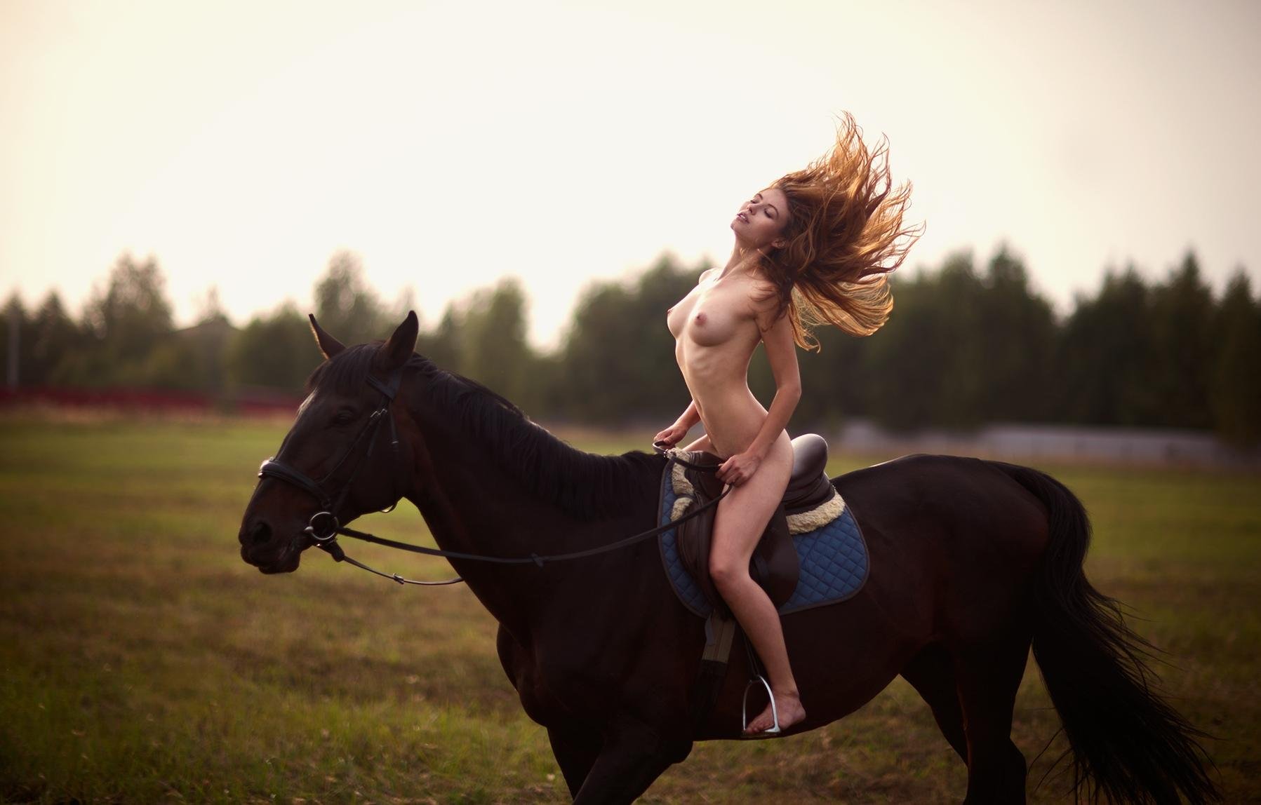 фото голая девушка на коне фото 71