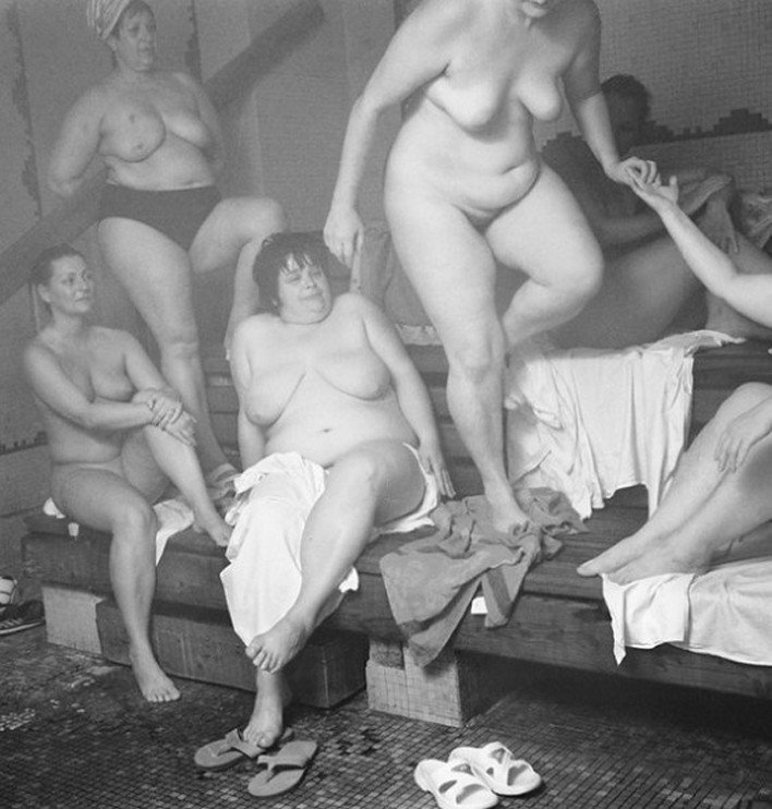 Голые женщины в общественной бане