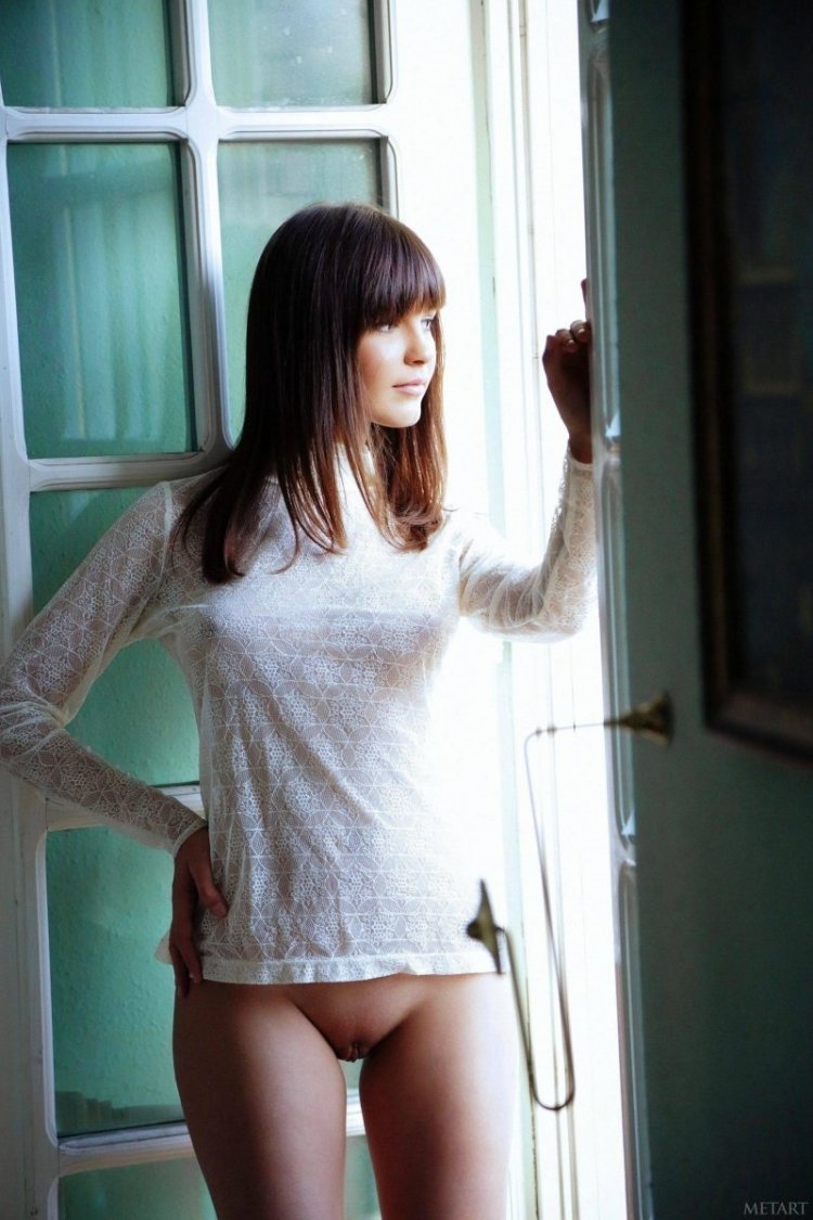 Голая красотка в свитере