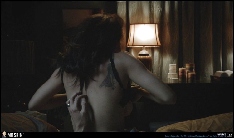 Сериал Родина Морена Баккарин грудь