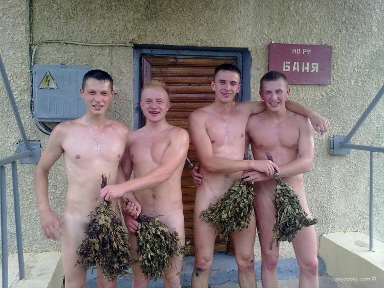 Голые солдаты в душевой